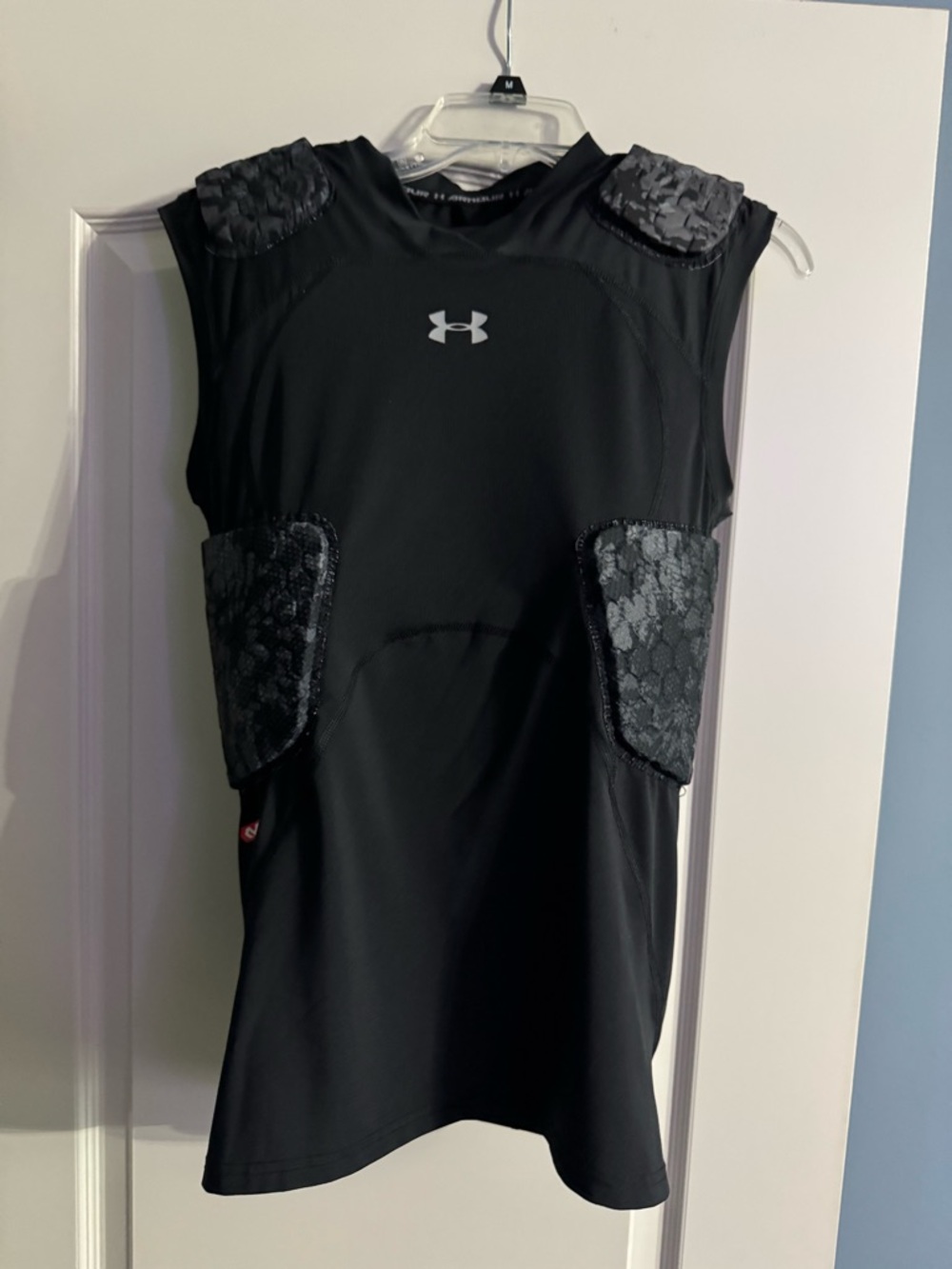 Men’s NWOT Under Armour padded football tank, medium